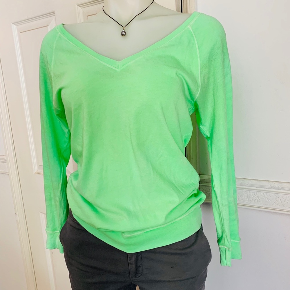 “CC” V Neck Long Sleeve Top